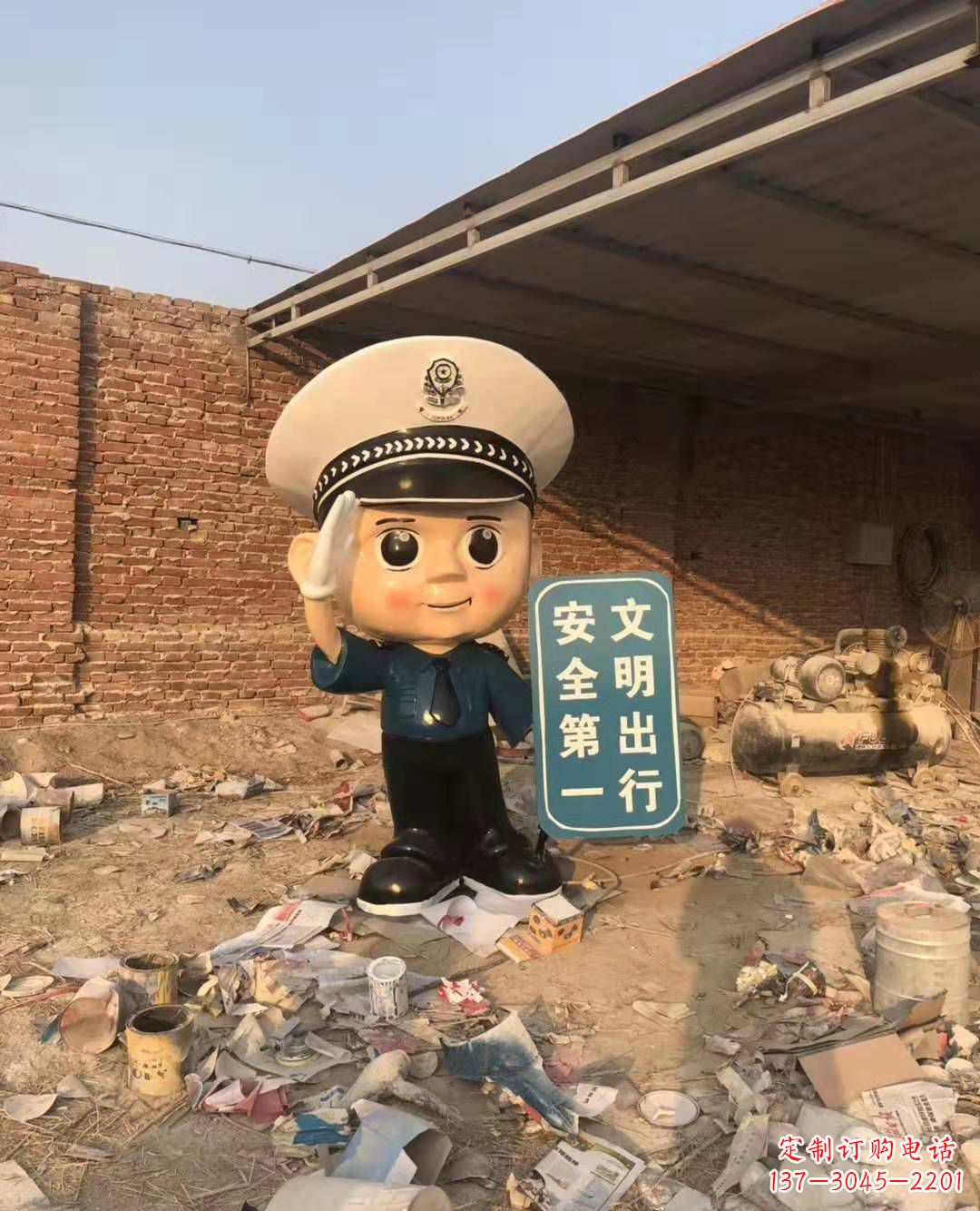 济宁玻璃钢卡通警察雕塑公园广场安全警示语雕塑