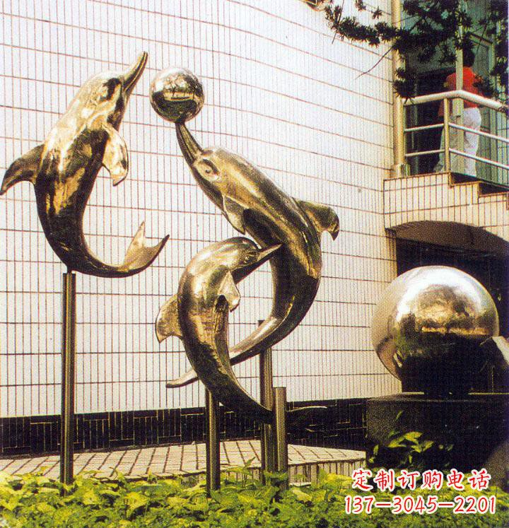 济宁海豚跃动的校园雕塑