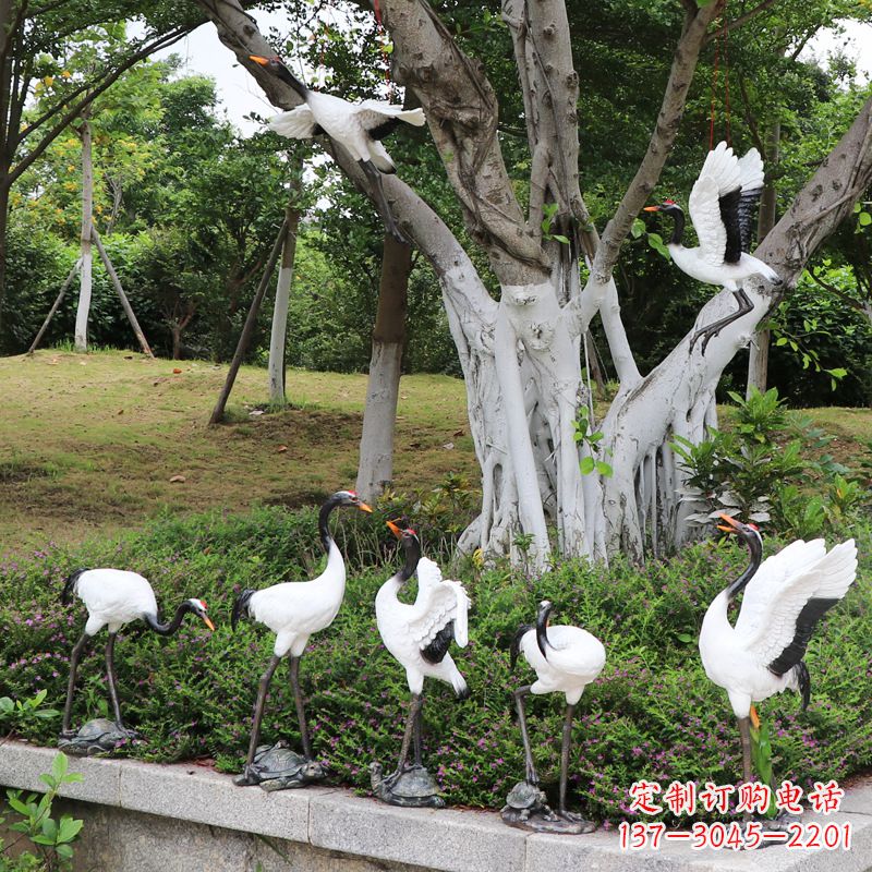 济宁池塘中的雕塑仙鹤