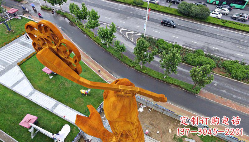 济宁广场叼着钥匙的鱼景观铜雕