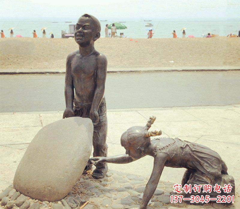 济宁海边抬石头的小孩景观铜雕