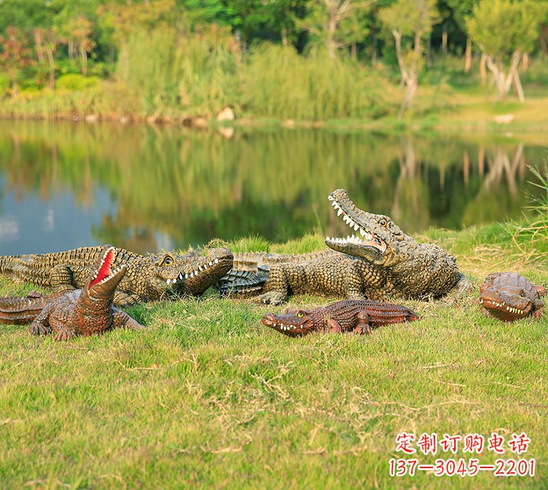 济宁树脂鳄鱼仿真动物雕塑，公园水池草丛动物摆件