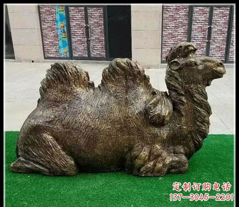 济宁卧在草地的骆驼铜雕