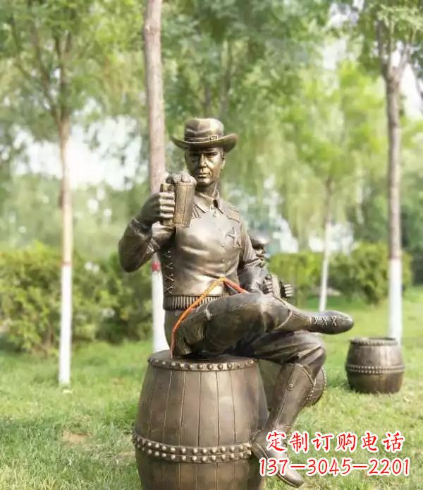 济宁坐酒桶喝啤酒的牛仔铜雕